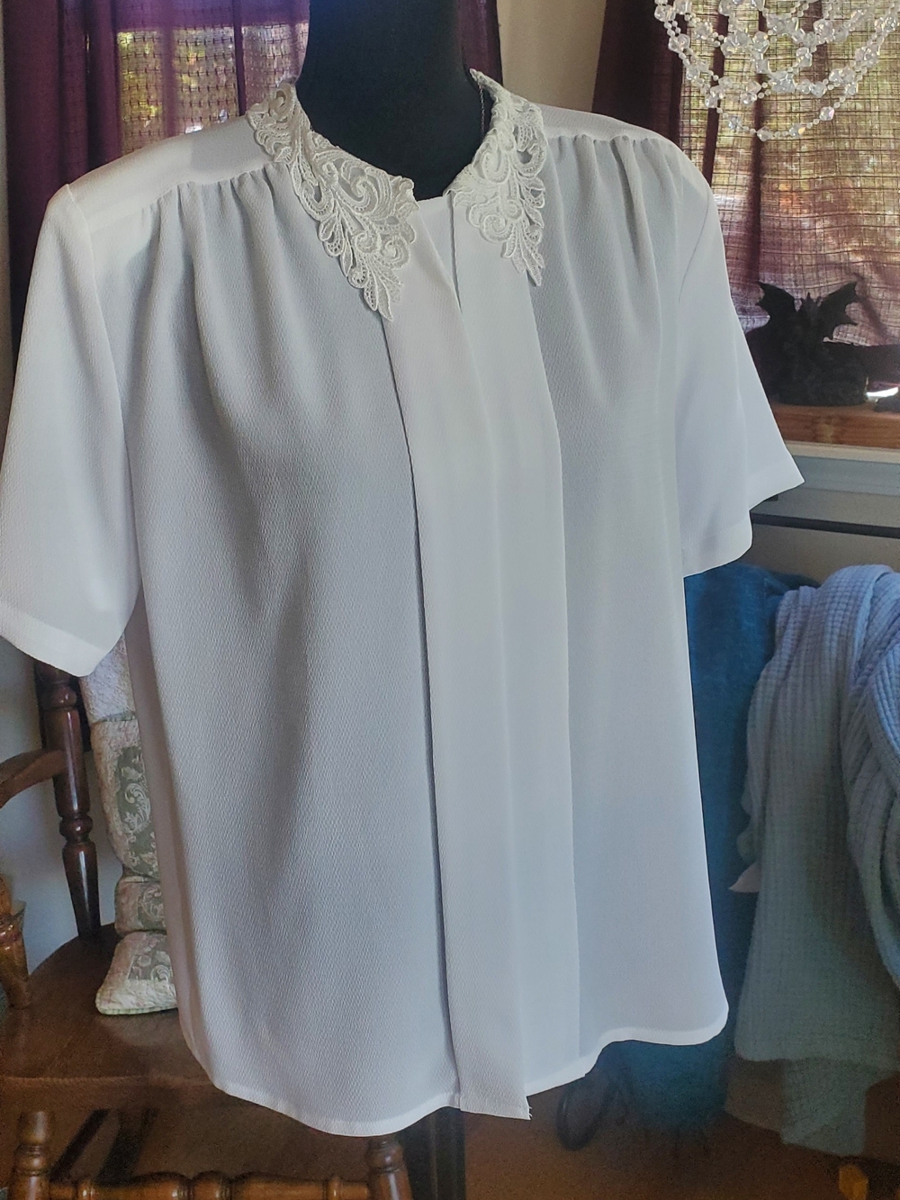 Implements White Lace Collar Shirt